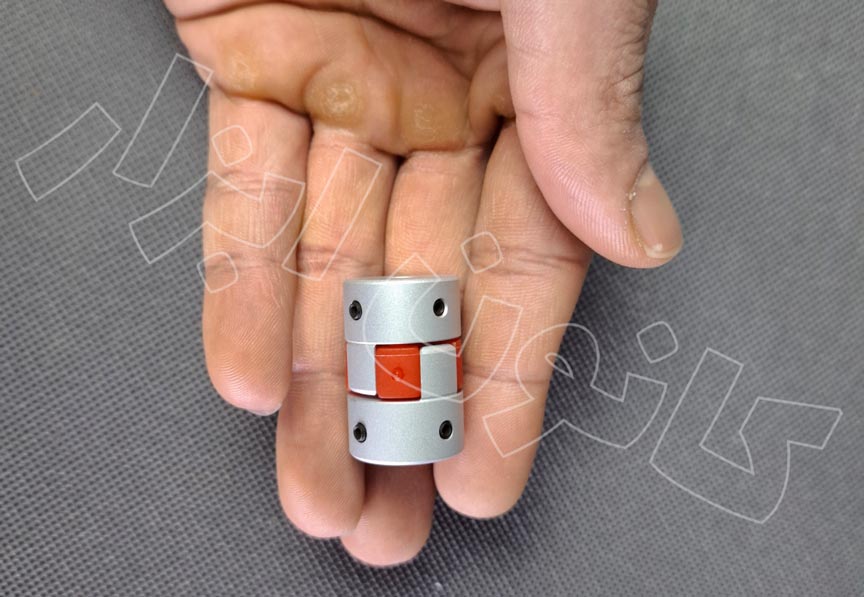کاربرد کوپلینگ موتور در دستگاه‌های CNC و پرینترهای سه‌بعدی برای دفع ارتعاشات مکانیکی و جبران خطای ناهمراستایی.