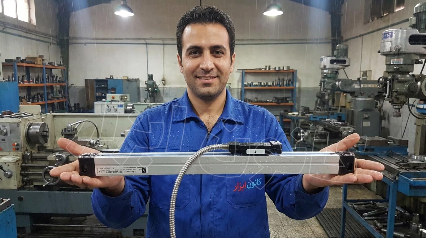 نمای کامل خط کش دیجیتال مغناطیسی با پروفیل صنعتی مستحکم، طراحی شده برای اندازهگیری دقیق و مقاوم در برابر شرایط سخت ماشینکاری.
